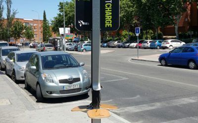 Un cargador solar para móviles en Covibar, Rivas.
